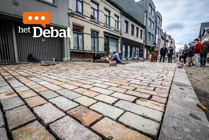 Eerste steenlegging van de natuurstenen in de stadskern van Torhout