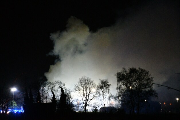 De rookontwikkeling bij de brand was zeer hevig. Brandweer vraagt om ramen en deuren dicht te houden.