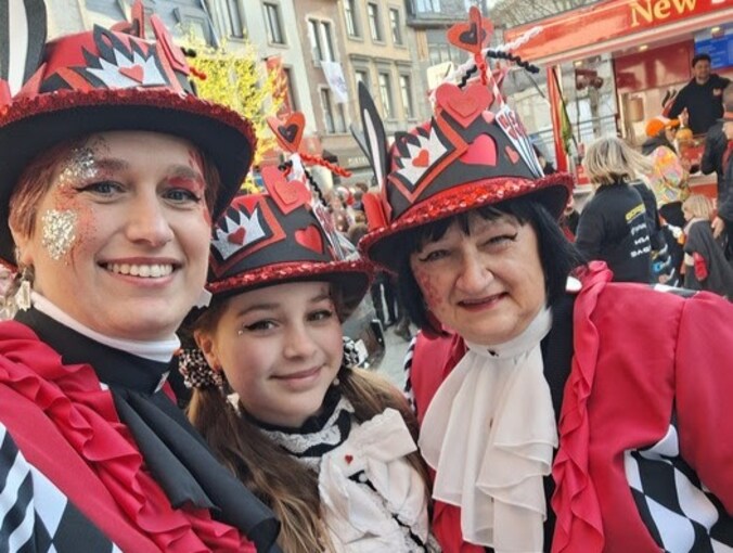 Grootmoeder, dochter en kleindochter op Halle Carnaval.