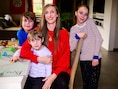 Haar drie kinderen kunnen niet naar school, dus stopte mama Jolien (34) met werken om thuis juf te worden: “Vaak is het hier pyjamadag”