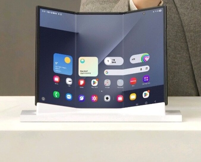 De Samsung Galaxy Z TriFold is erg dun wanneer de telefoon opengevouwen is.