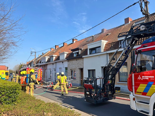 brand-op-zolder-van-woning-in-menen-bewoner-en-hondje-raken-net-op