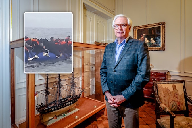 Gouverneur Carl Decaluwé van West-Vlaanderen wil liever geen bootjes met transmigranten zien dobberen (inzet: archiefbeeld van april 2024) tussen de toeristen en surfers.