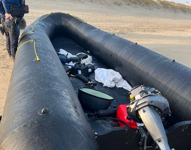 Lege rubberboot met jerrycans aangetroffen op strand Blankenberge: “Van ...