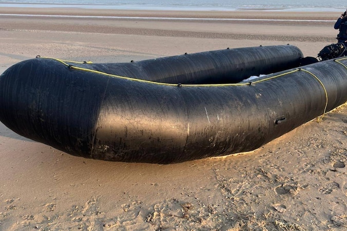 Lege rubberboot met jerrycans aangetroffen op strand Blankenberge: “Van ...