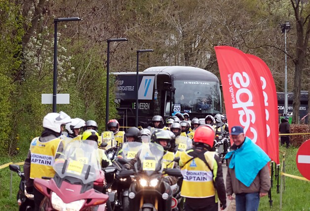 60 autocars en 30 busjes brengen vips richting verschillende formules ...