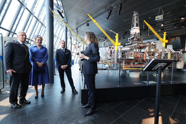 Koning Filip en koningin Mathilde brengen een bezoek aan het Noors Oliemuseum in Stavanger.