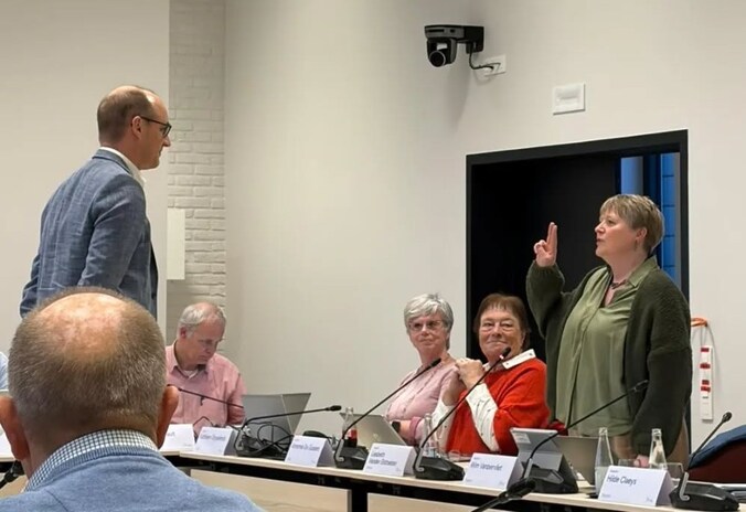 Liesbeth Vander Elstraeten legt de eed af bij titelvoerend burgemeester Vincent Van Peteghem. 
