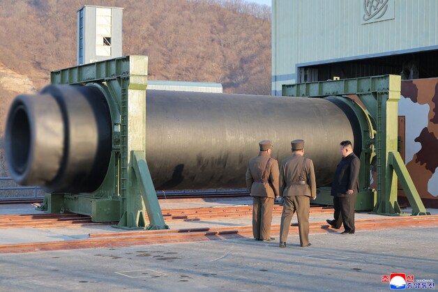 De Noord-Koreaanse leider Kim Jong Un (r.) tijdens een inspectie van een verbrandingstest van een raketmotor op vaste brandstof
