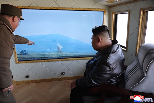 Kim Jong Un tijdens een inspectie van een test van het beschermingssysteem van een nieuwe gevechtstank