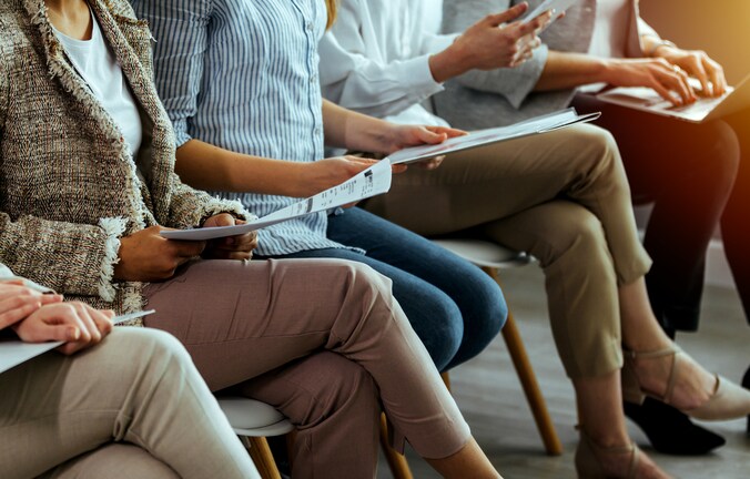 Een grote groep kandidaten in de wachtrij voor een jobinterview