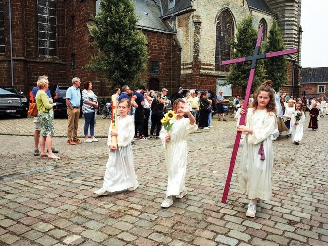 Rotselaar roept kinderen op om mee te stappen in pinksterprocessie ...