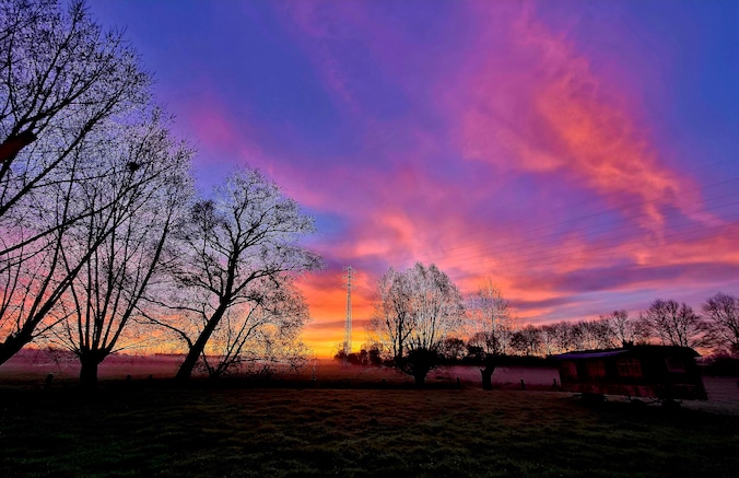 De opkomende zon in Grammene zorgde deze ochtend voor een prachtige lucht.