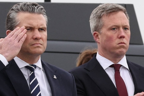Defensieminister Pete Hegseth en legerminister Daniel&nbsp;Driscoll op archiefbeeld.