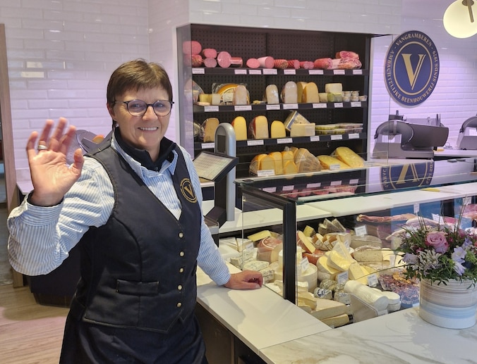 Patricia op haar laatste dag bij beenhouwerij Vangramberen. Sinds deze week is ze met pensioen.