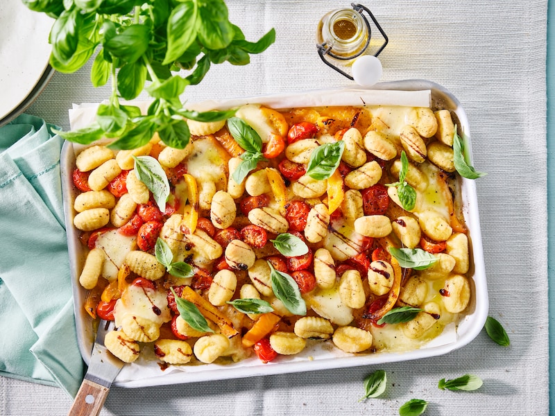 Snel en efficiënt koken op de bakplaat? Probeer deze gnocchi caprese eens