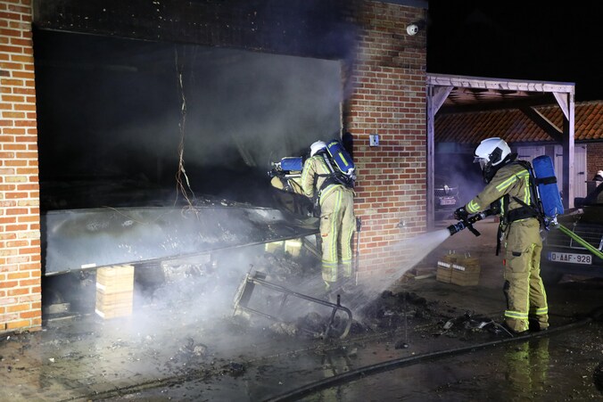 De brandweer tijdens de bluswerken in de Nielsestraat.
