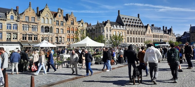 De bloemenmarkt in Ieper voorbije Paasmaandag