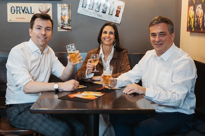 Vlaams parlementsleden Toon Vandeurzen, Kris Declercq en An Christiaens stellen hun caféplan voor