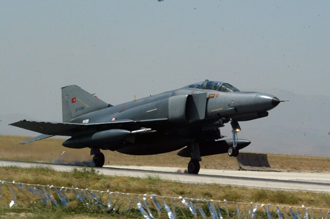 Een soortgelijke F4 Phantom-straaljager van het Turkse leger is vrijdag neergehaald.