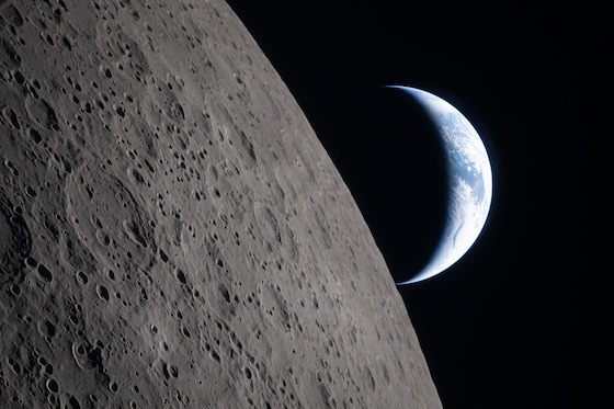 Een van de beelden die de astronauten maakten, met op de voorgrond de maan en op de achtergrond de aarde.