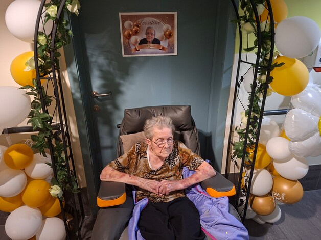 De gang van het woonzorgcentrum werd speciaal voor Leontine helemaal versierd.