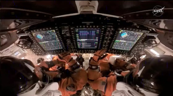 De crew in de bemanningscapsule terwijl ze zich opmaken voor de landing.