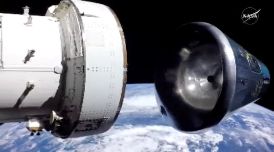 Het moment dat de servicemodule wordt afgeworpen. Die module was heel belangrijk tijdens de maanreis zelf, want zorgde voor energie, water, zuurstof en voorststuwing. Maar voor de landing is ze niet nodig. De servicemodule heeft geen hitteschild en brandt op in de atmosfeer