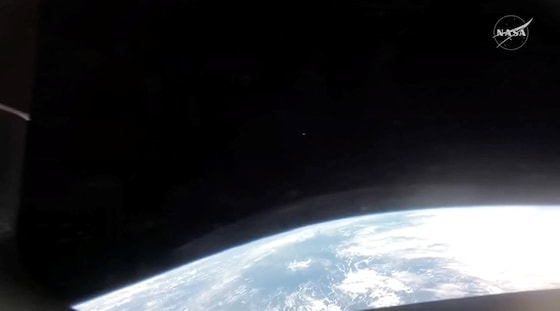 Blik van de astronauten op de aarde, minuten voor hun terugkeer in de atmosfeer. 