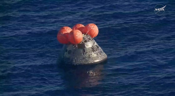 De capsule vlak na de landing in de Stille Oceaan.