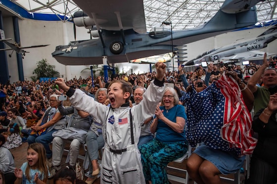 Ruimtepret in het San Diego Air and Space Museum, waar heel wat mensen waren samengekomen om naar de landing te komen kijken.