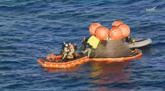 Het moment waarop de astronauten na de landing uit de capsule worden gehaald door de recoveryteams.