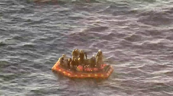 De crewleden voor ze naar het marineschip werden overgebracht.