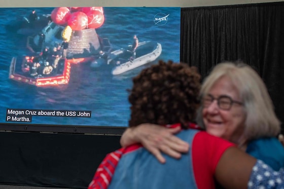 Ontlading na de veilige landing van de astronauten in het San Diego Air and Space Museum, waar tal van mensen waren samengekomen om naar de landing te kijken. 
