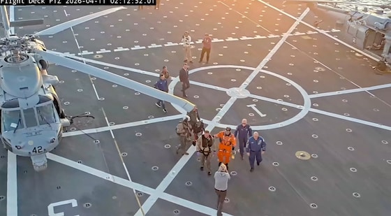 Missiecommandant Reid Wiseman wandelt zelf op het dek van het marineschip. 