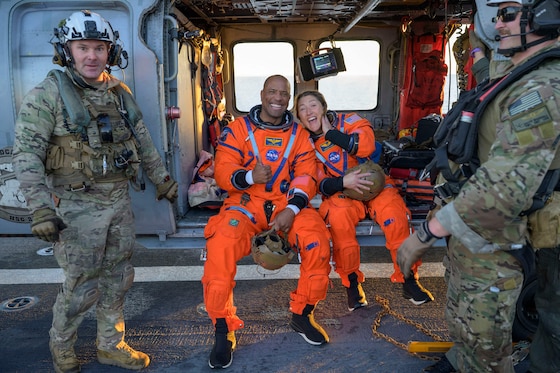 Astronauten Victor Glover en Christina Koch.