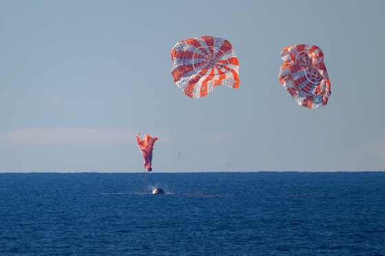 Het moment vlak na de splashdown. De parachutes vallen zachtjes naar beneden. Ze zijn er!