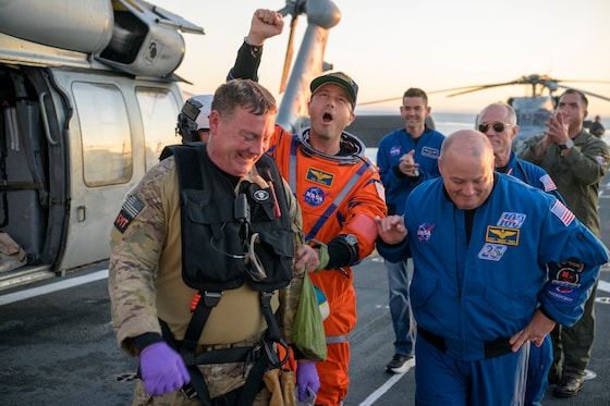 De ontlading op het marineschip. "Wat een reis", vatte commandant Reid Wiseman samen.