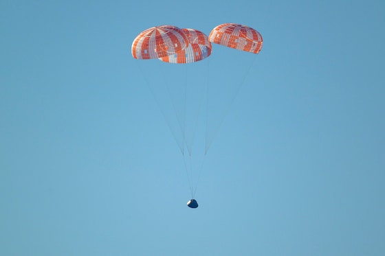 De capsule in de lucht boven de zee.