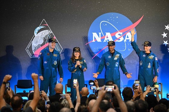 Jeremy Hansen, Christina Koch, Victor Glover en Reid Wiseman tijdens de persconferentie.