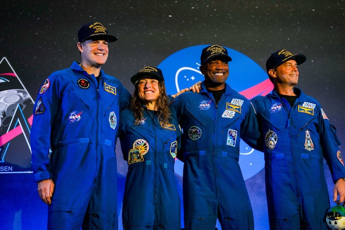 Jeremy Hansen, Christina Koch, Victor Glover en Reid Wiseman tijdens de persconferentie.