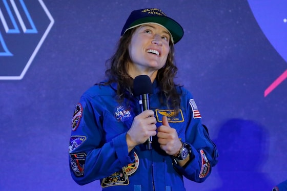 Astronaute Christina Koch moet haar emoties bedwingen terwijl ze haar relaas doet.
