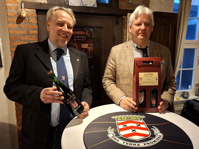 Joeri Rotthier en Peter Wyckmans van de Cavescommissie tonen de geschenkverpakking