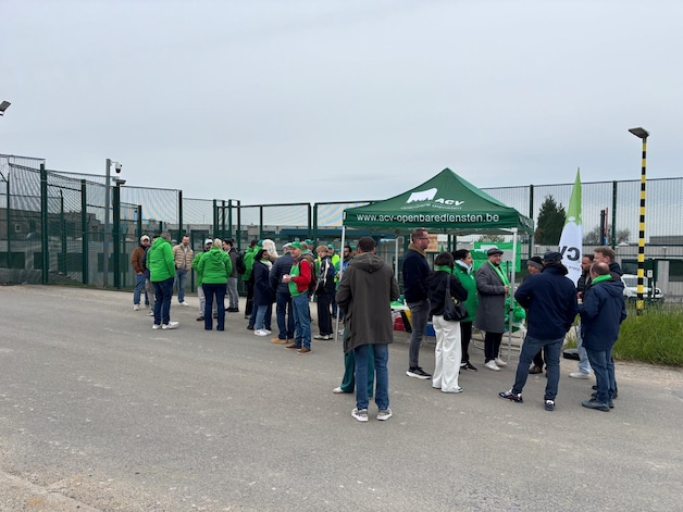 Tientallen werknemers en vakbondsleden voeren maandag actie voor de poorten van 127bis in Steenokkerzeel.