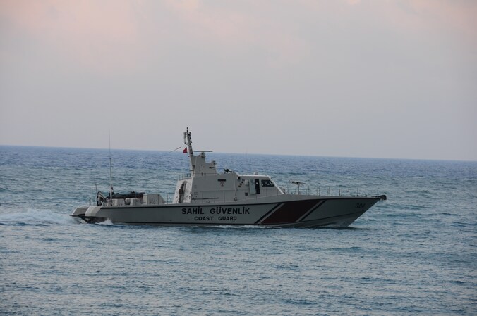 Een Turks schip tijdens de zoektocht naar de straaljager die vorige vrijdag door Syrië werd neergehaald.