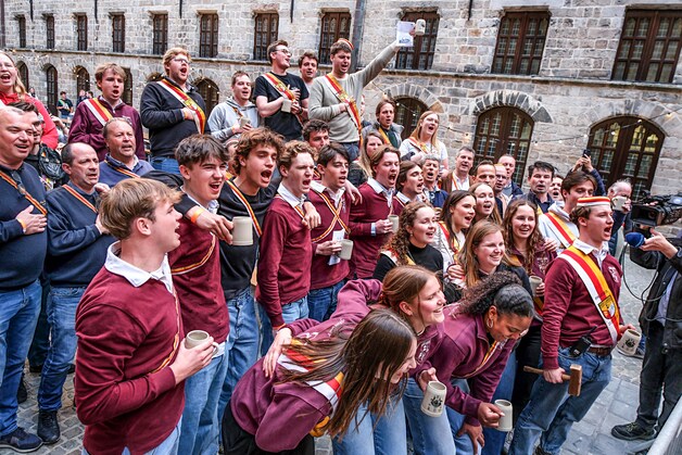 Studenten en oud-leden zingen uit volle borst op eerste beiaardcantus ...