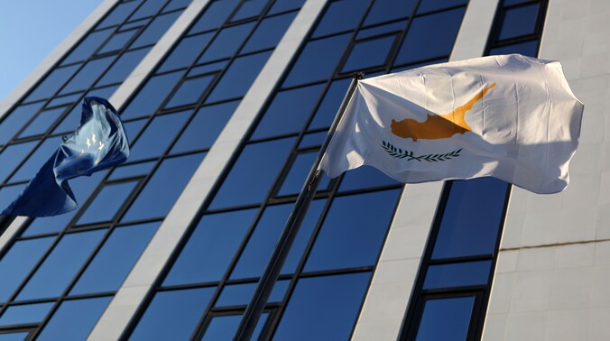 Cyprus zit in een moeiijle positie door de sterke banden met het geplaagde Griekenland.