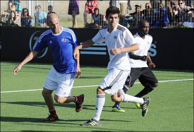 Enzo Zidane met zijn vader Zidane tijdens een benefietmatch vorig jaar.