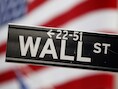 De zogeheten Volcker Rule, genoemd naar de voormalige Fed-voorzitter Paul Volcker die na de kredietcrisis van 2008 opriep tot aanscherping van de bankenregels, maakt het voor banken vrijwel onmogelijk om voor eigen rekening speculatief te handelen.