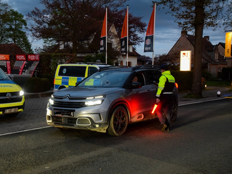 Vuurwapen, harddrugs en verschillende nummerplaten gevonden bij verkeerscontrole in Kalmthout